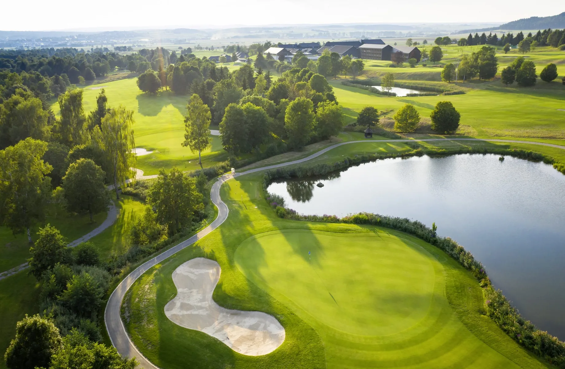Drohnenansicht des Öschberghof mit Blick auf den Golfplatz und die Hotelanlage