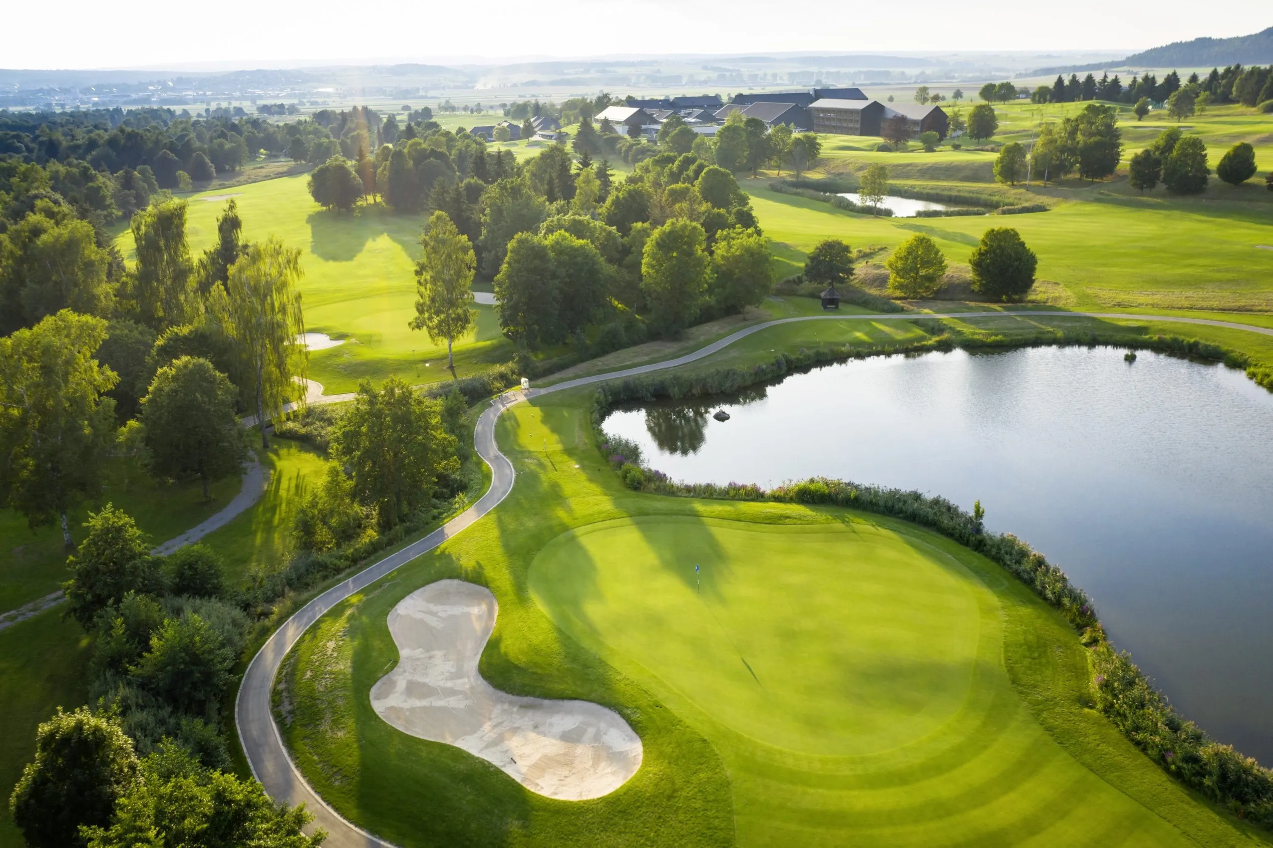 Drohnenansicht des Öschberghof mit Blick auf den Golfplatz und die Hotelanlage