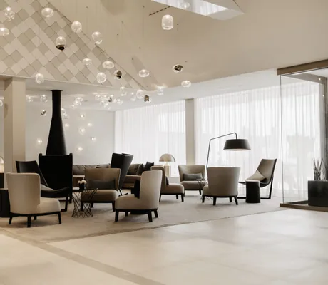 Lobby im Der Öschberghof mit Kamin und beigen Sitzecken