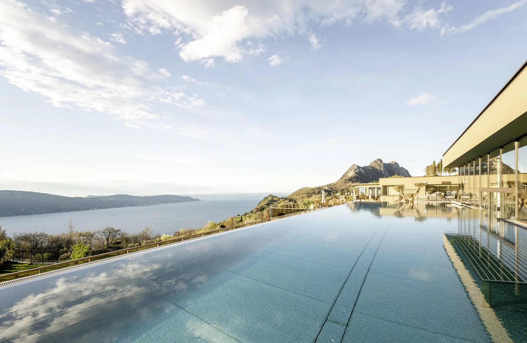 Infinitypool des STROBLHOF LAKE GARDA Active Family SPA Resort mit weitem Blick auf den Gardasee und Berge