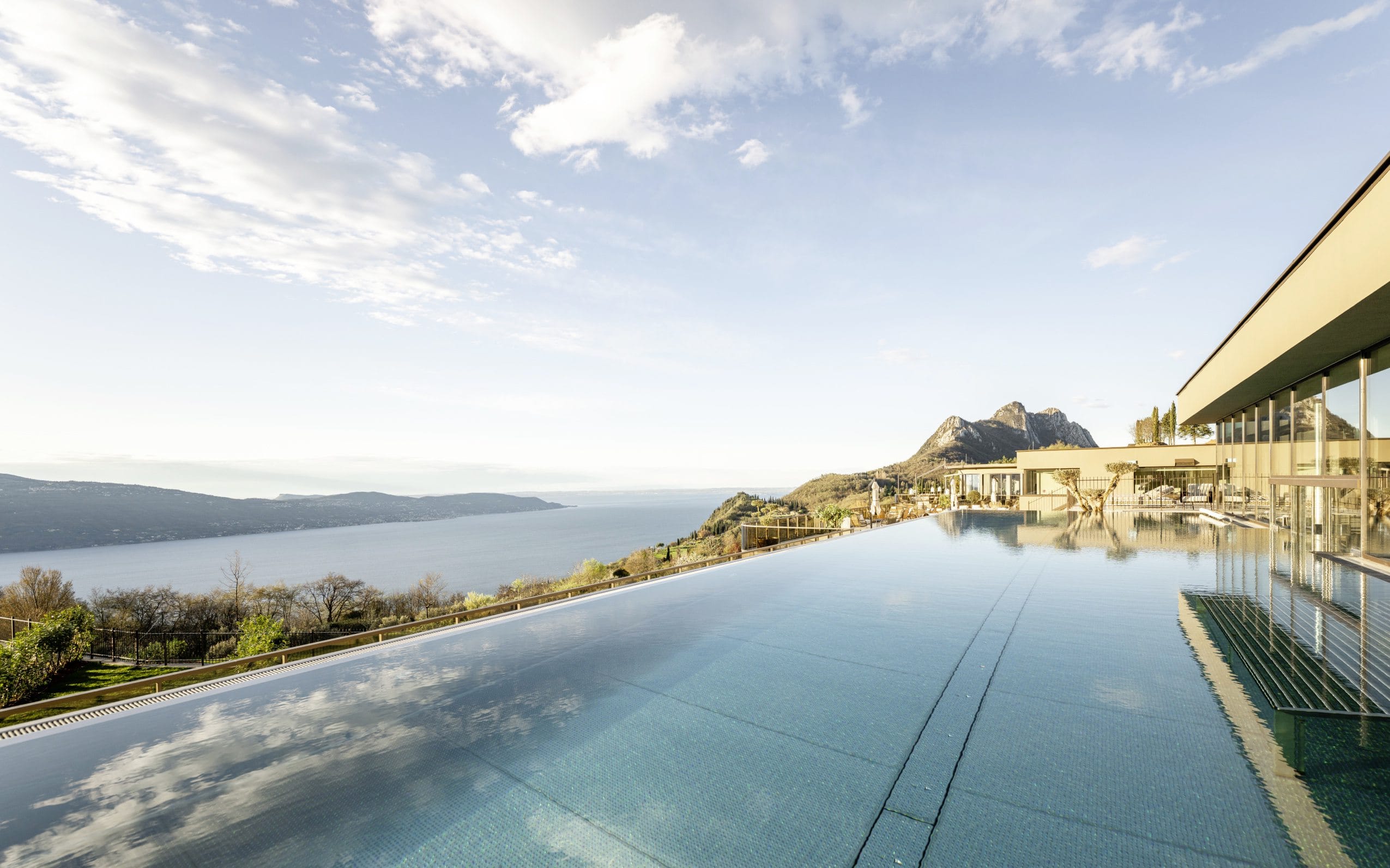 Infinitypool des STROBLHOF LAKE GARDA Active Family SPA Resort mit weitem Blick auf den Gardasee und Berge