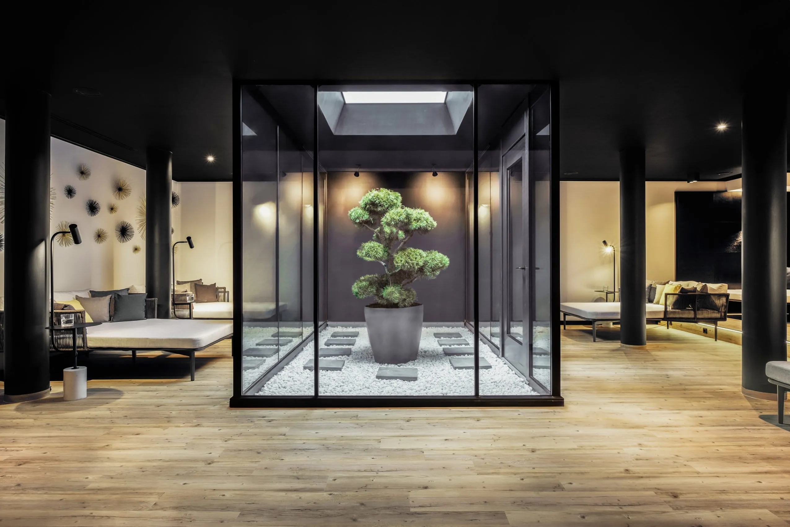 Baum in Glaskubus im Ruheraum des Landromantik Hotel Oswald