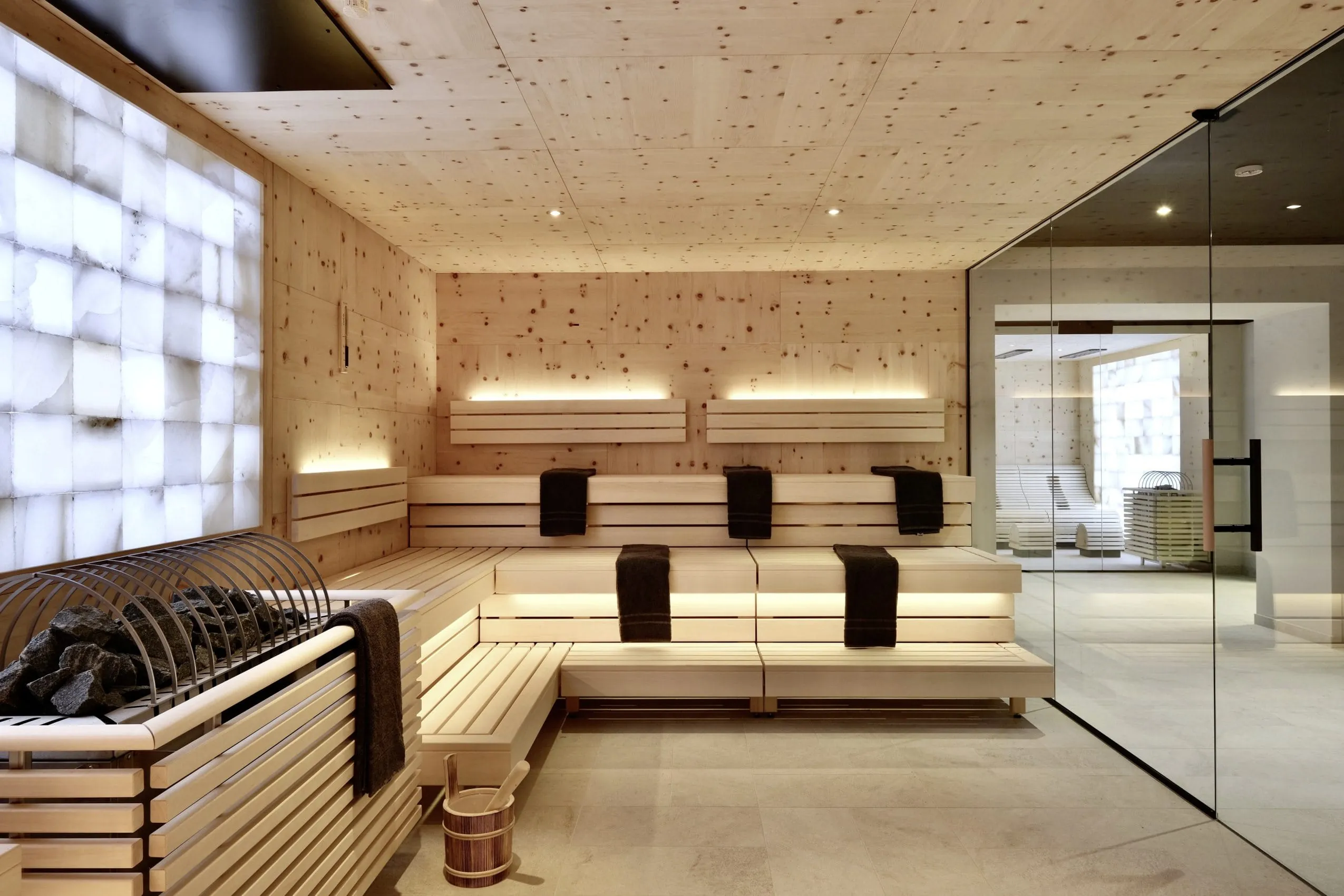 Sauna im Landromantik Hotel Oswald mit schwarzen Handt&uuml;chern und leuchtender W&uuml;rfelwand