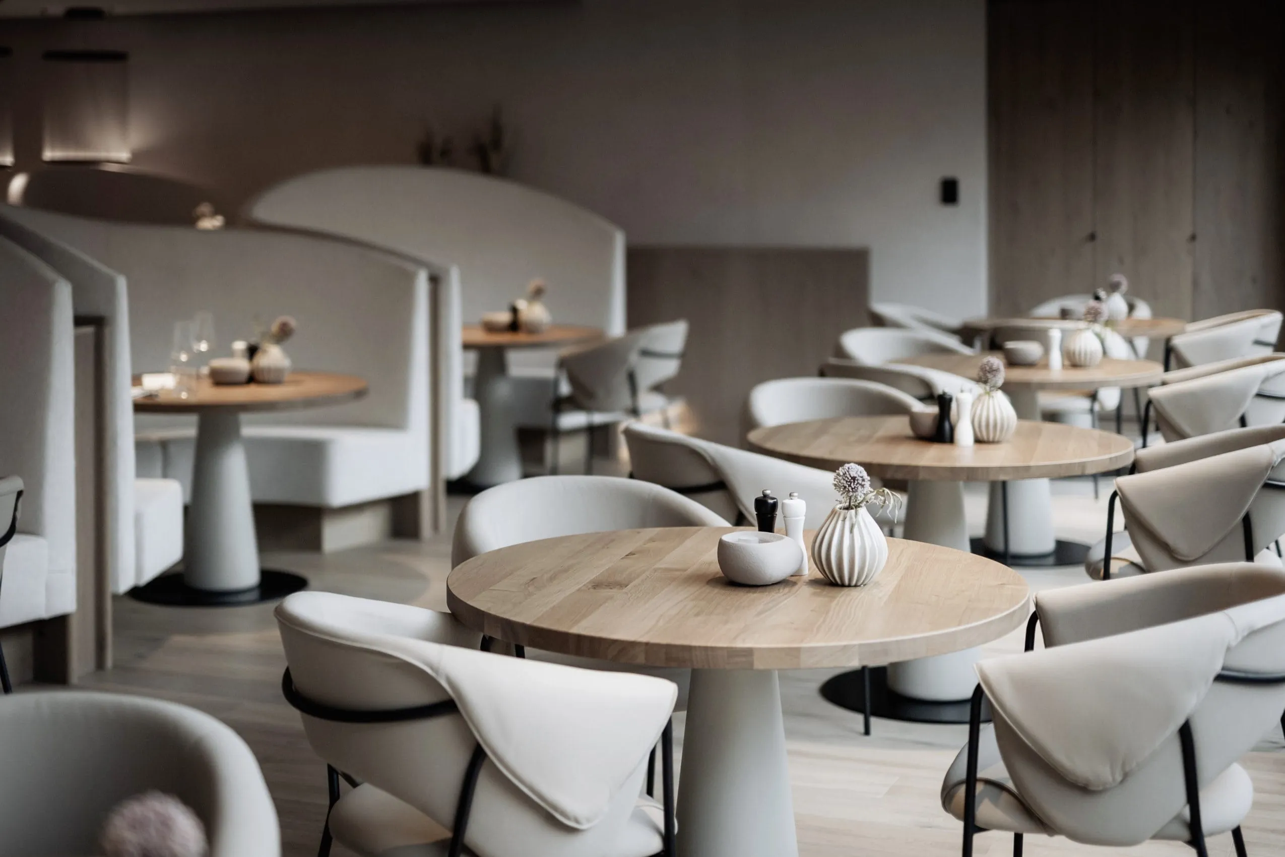 runde Tische und Sitznischen im Restaurant des Hotel Solvie