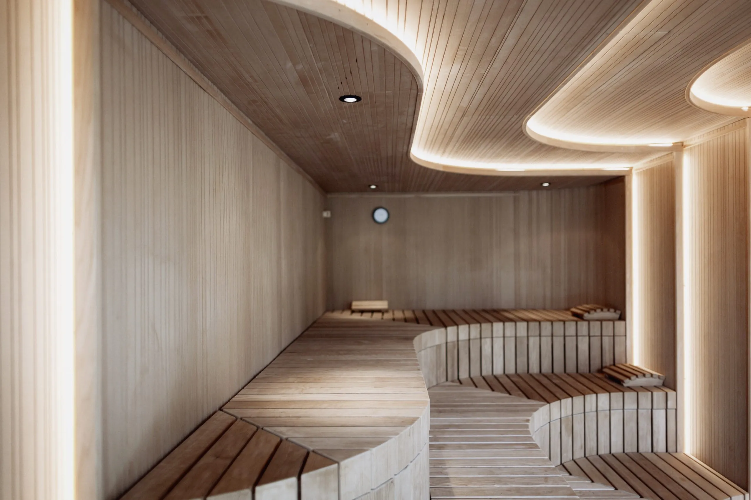 Eventsauna im Hotel Solvie mit runden beleuchteten Deckenelementen