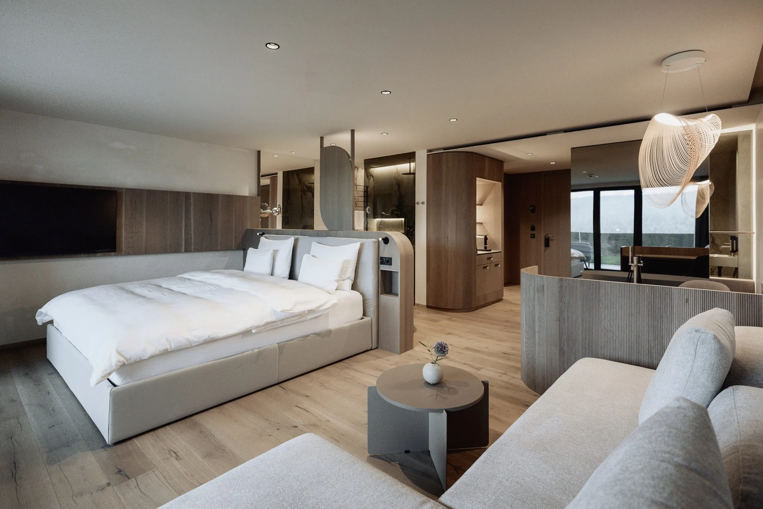 großes Zimmer im Hotel Solvie mit Designer-Deckenleuchte