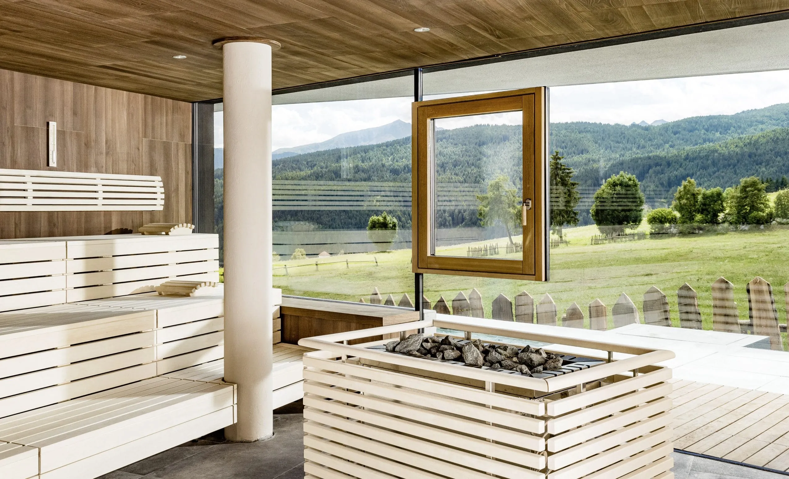 Eventsauna im Sonnenberg Meransen mit Fenster im Panoramafenster
