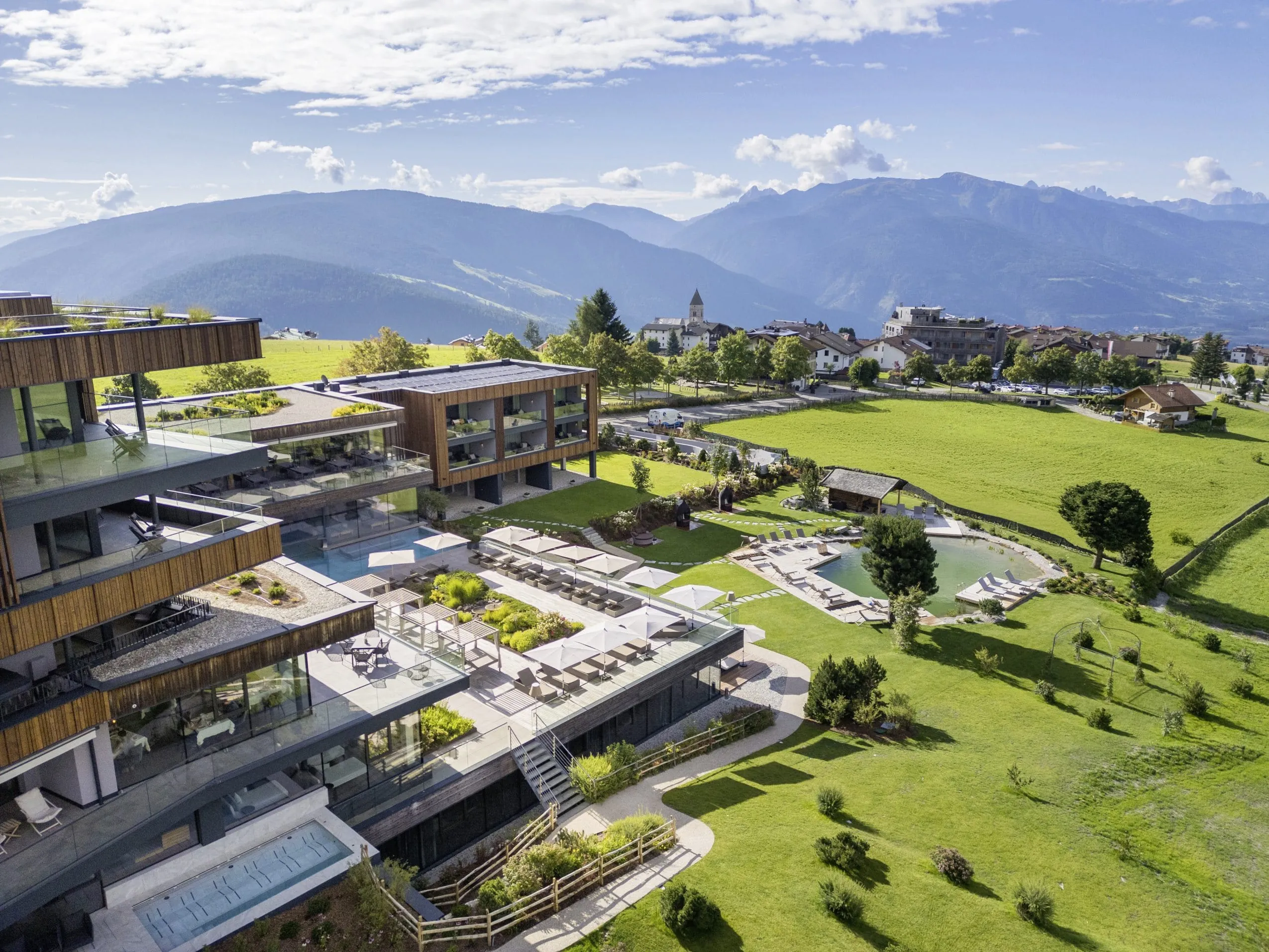 Gesamtansicht des Sonnenberg Meransen von oben mit Blick bis zu den Bergen