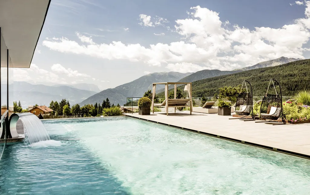Panoramapool outdoor im Sonnenberg Meransen mit Schwalldusche und zwei Hängesesseln am Rand