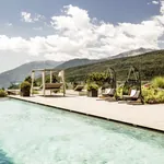 Panoramapool outdoor im Sonnenberg Meransen mit Schwalldusche und zwei Hängesesseln am Rand