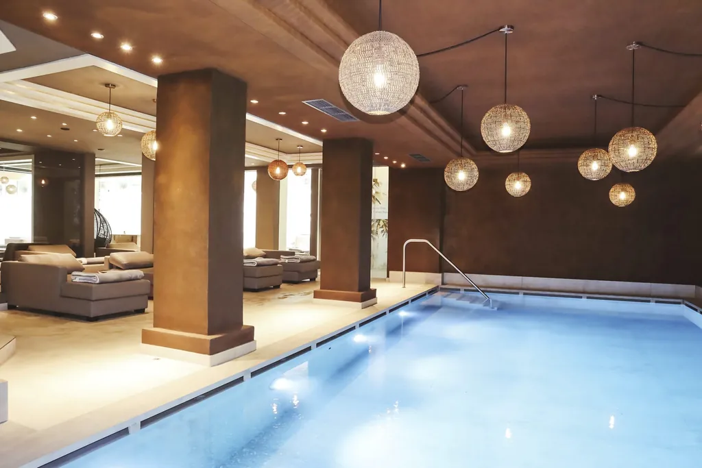 Indoorpool im Das Parkhotel mit kugelf&ouml;rmigen Leuchten &uuml;ber dem Wasser