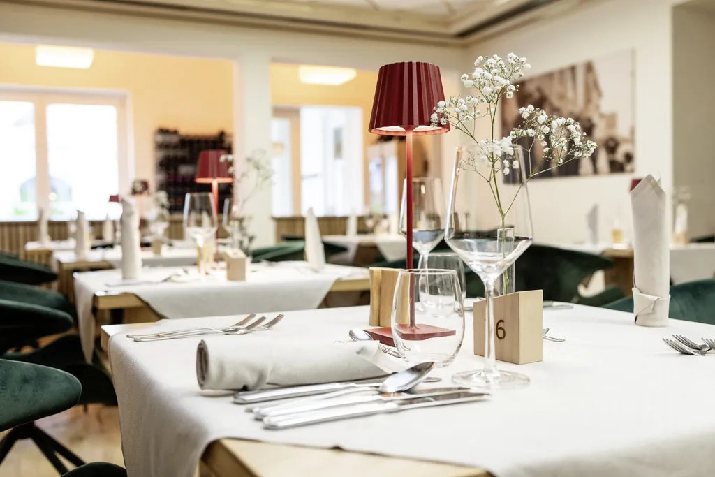 gedeckter Tisch im Restaurant des Das Parkhotel mit roter Tischlampe