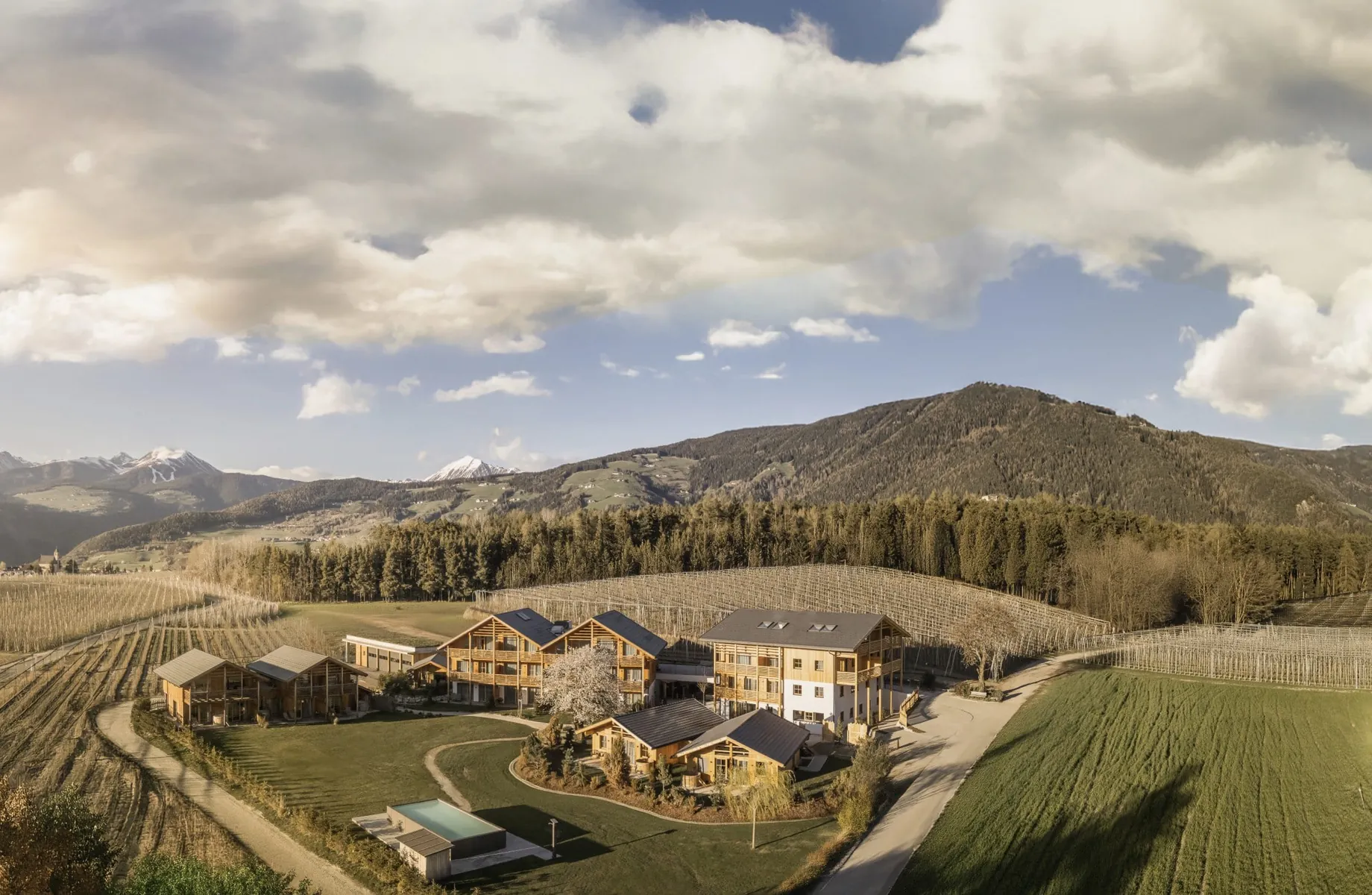 Gesamtansicht von Kesslers Mountain Lodge mit Appartmenthaus und Outdoorpool