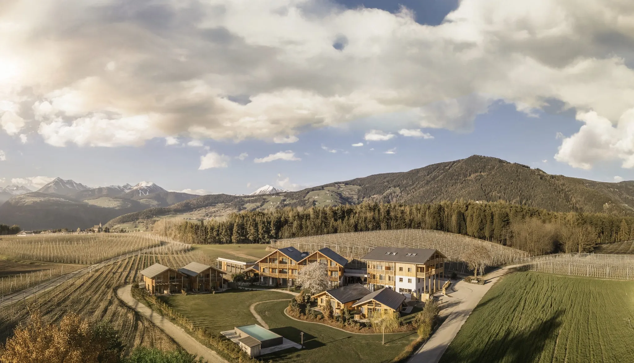 Gesamtansicht von Kesslers Mountain Lodge mit Appartmenthaus und Outdoorpool