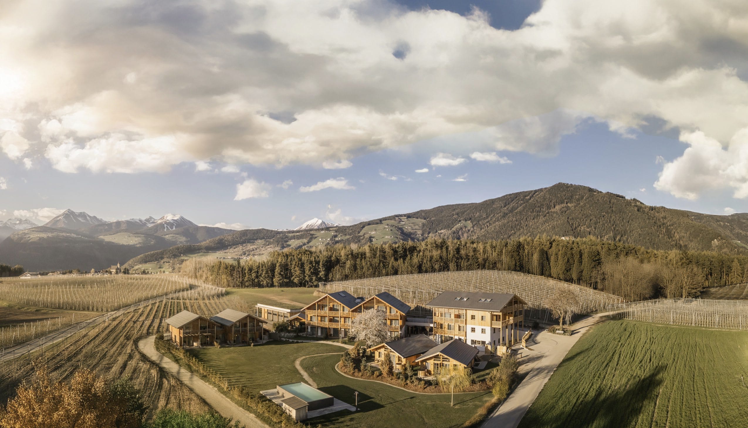 Gesamtansicht von Kesslers Mountain Lodge mit Appartmenthaus und Outdoorpool