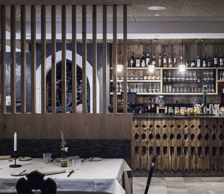 Tresen und Bar neben dem Restaurant mit gedeckten Tischen in Kesslers Mountain Lodge