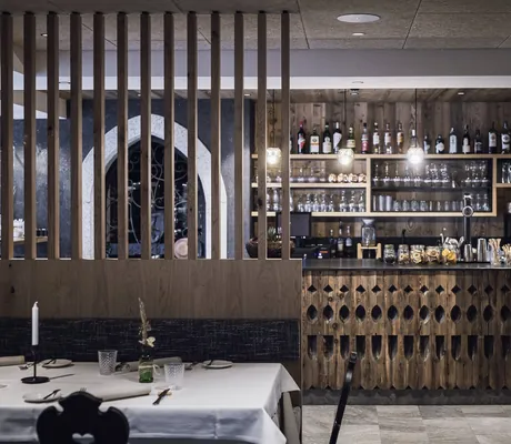 Tresen und Bar neben dem Restaurant mit gedeckten Tischen in Kesslers Mountain Lodge