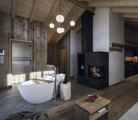 Wohnbereich in Kesslers Mountain Lodge mit freistehender Badewanne und flackerndem Kamin