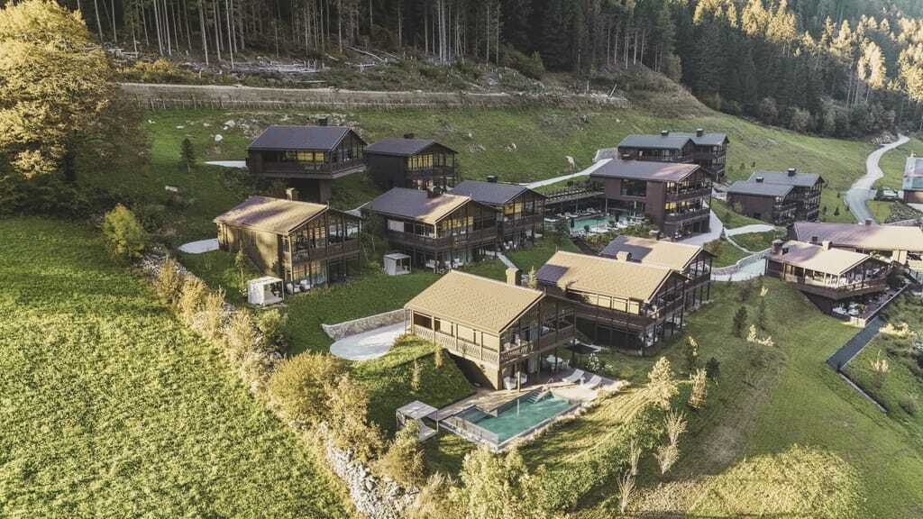 Drohnenansicht Amonti Chalets mit Private Pool Suite