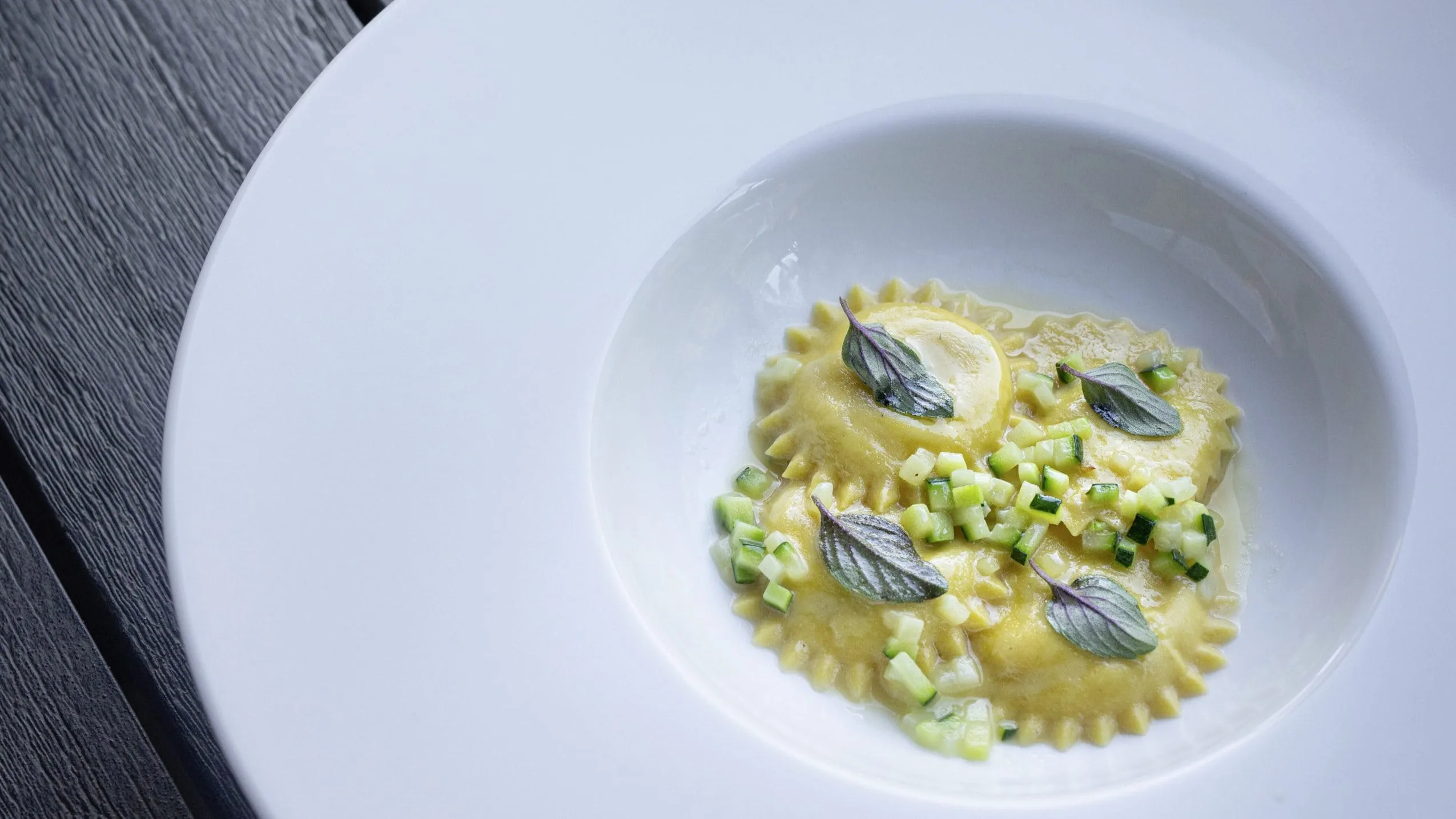 Schlutzkrapfen-Gericht in den Amonti Chalets auf weißem Teller