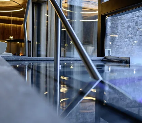 Pool einstieg im The Peak Sölden mit vom Wasser aufsteigendem Dampf