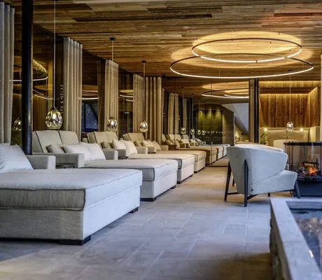 Ruheraum im The Peak Sölden mit Pooleinstieg und prasselndem Kamin