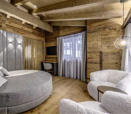 runde Ruheliege und zwei weiße Kuschelsessel im Chalet des The Peak Sölden