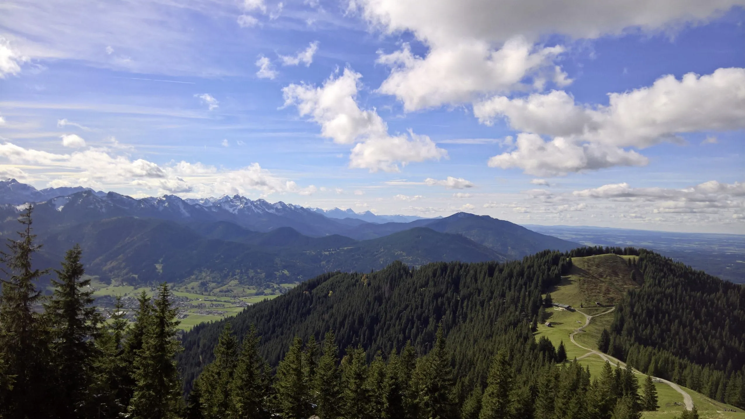 Blick vom H&ouml;rnle auf die Umgebung des Allg&auml;us im Sommer in der N&auml;he der SEINZ Wisdom Resort &ndash; Tiny Houses