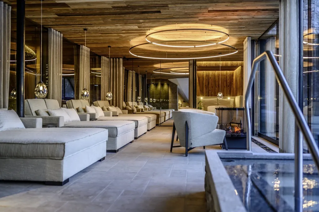 Ruheraum im The Peak Sölden mit Pooleinstieg und prasselndem Kamin