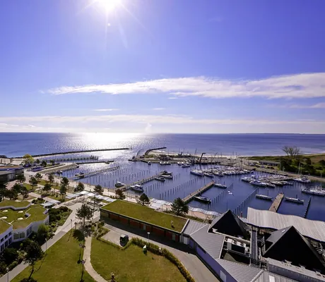 Blick auf die Hafenanlage mit Segelbooten und Sandstrand im Damp Resort Ostsee