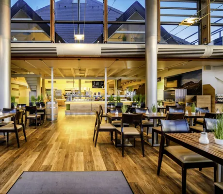 Restaurant im Damp Ostsee Resort mit Blick in die offene Küche und zu den Spitzdächern des Damp Ostsee Resort