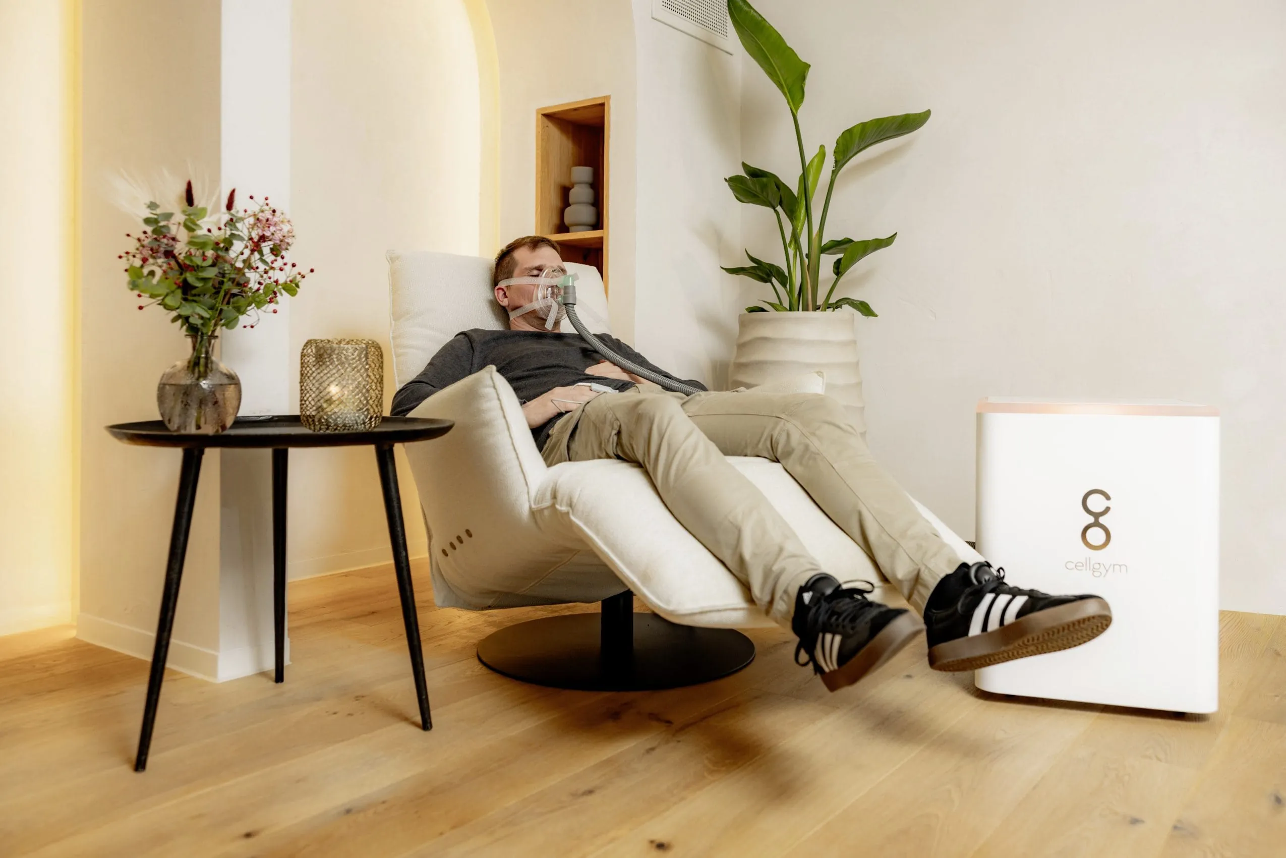 Mann bei einer IHHT-Anwendung in einem gem&uuml;tlichen Raum mit Pflanzen und dekorativen Elementen