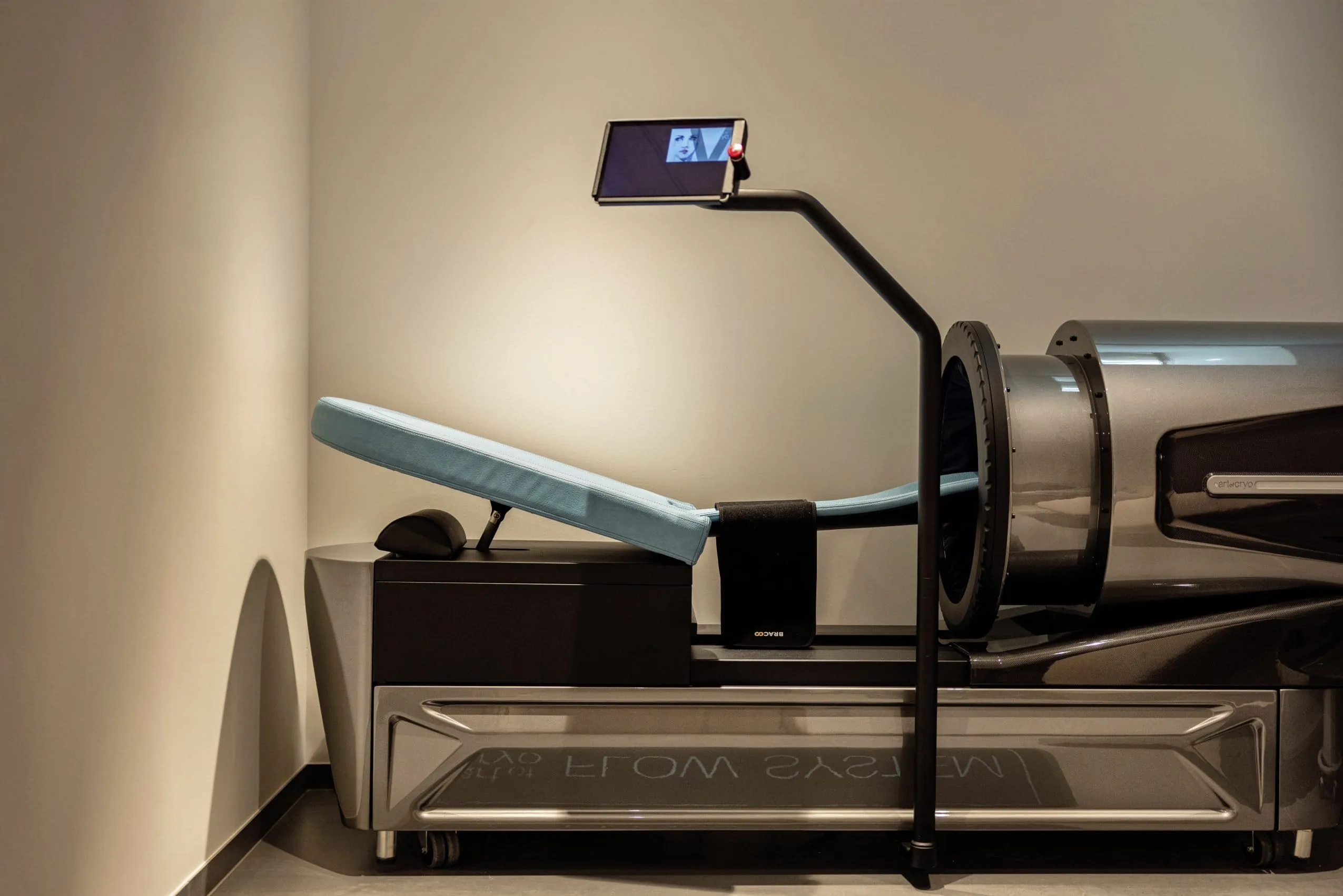 Hochmodernes Flow-System-Ger&auml;t mit blauer Liegefl&auml;che und integriertem Bildschirm im Huus Quell