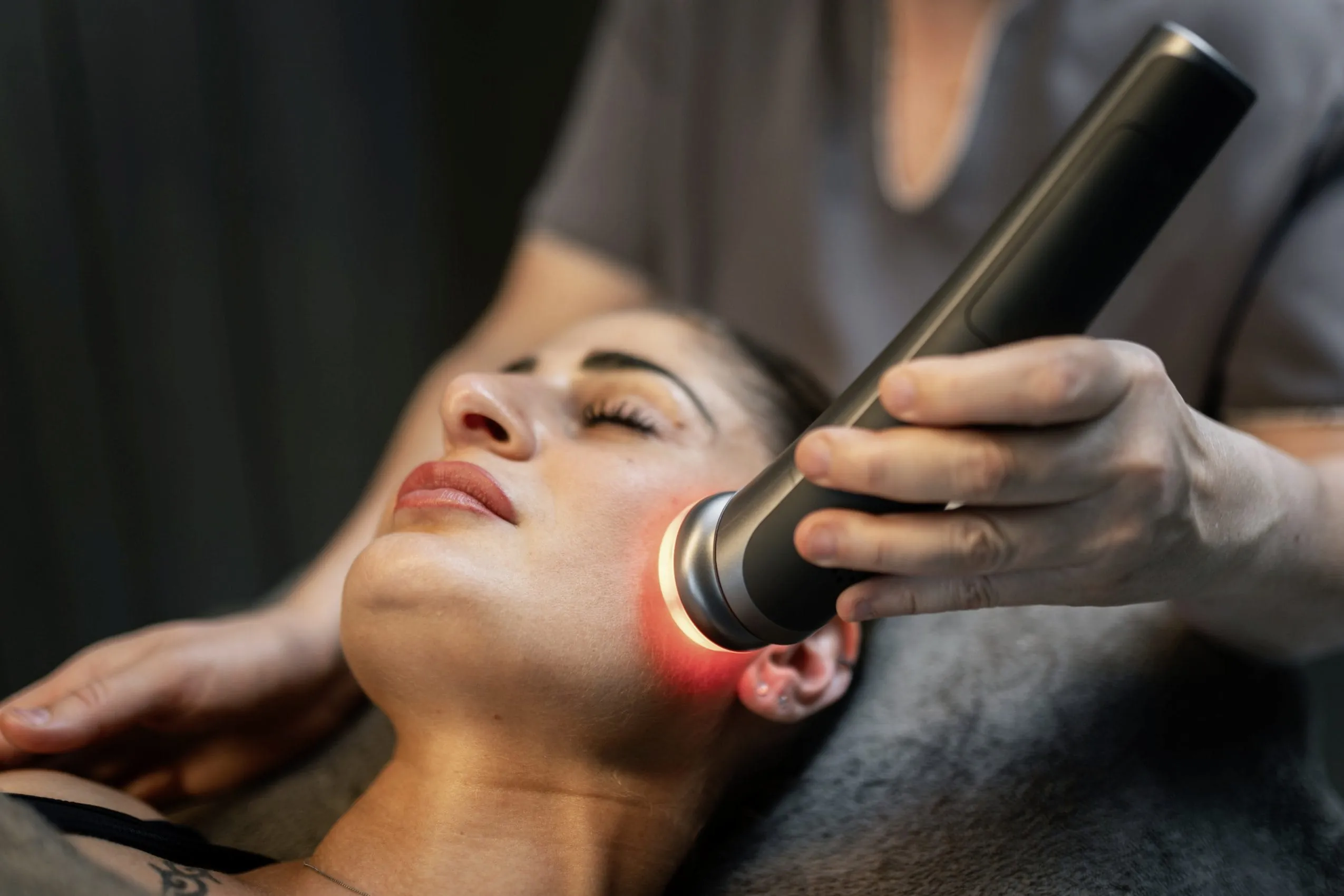 Nahaufnahme einer Rotlichtbehandlung im Quellenhof Luxury Resort Passeier mit Fokus auf das Ger&auml;t und den Gesichtsbereich