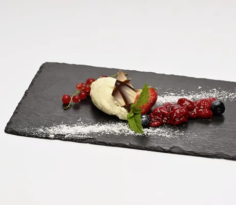 Dessert mit Eis und Himbeeren auf Schieferplatte im Alpenhof Oberstdorf