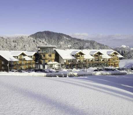 Holzfassade Hotel Oberstdorf im tiefen Schnee