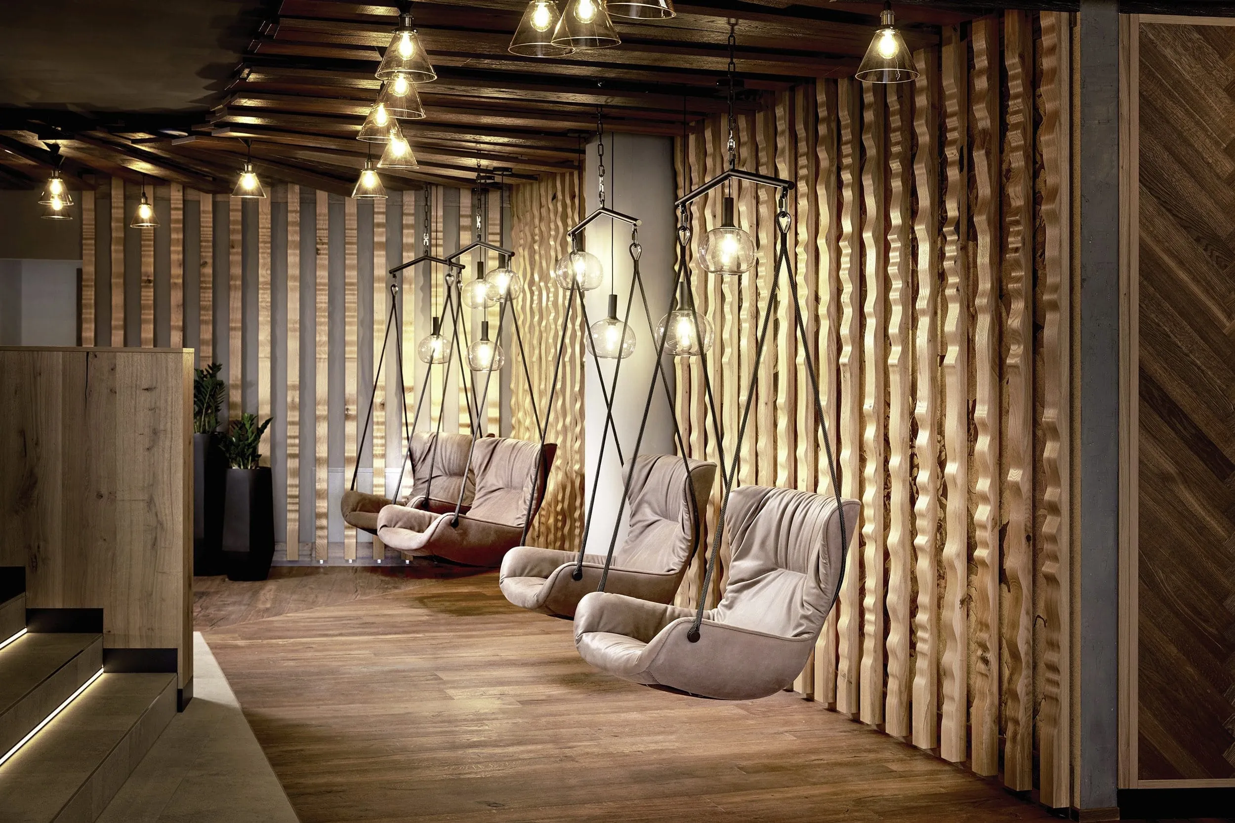 lederne H&auml;ngesessel in holzvert&auml;feltem Ruheraum im Seemount - Active Nature Resort