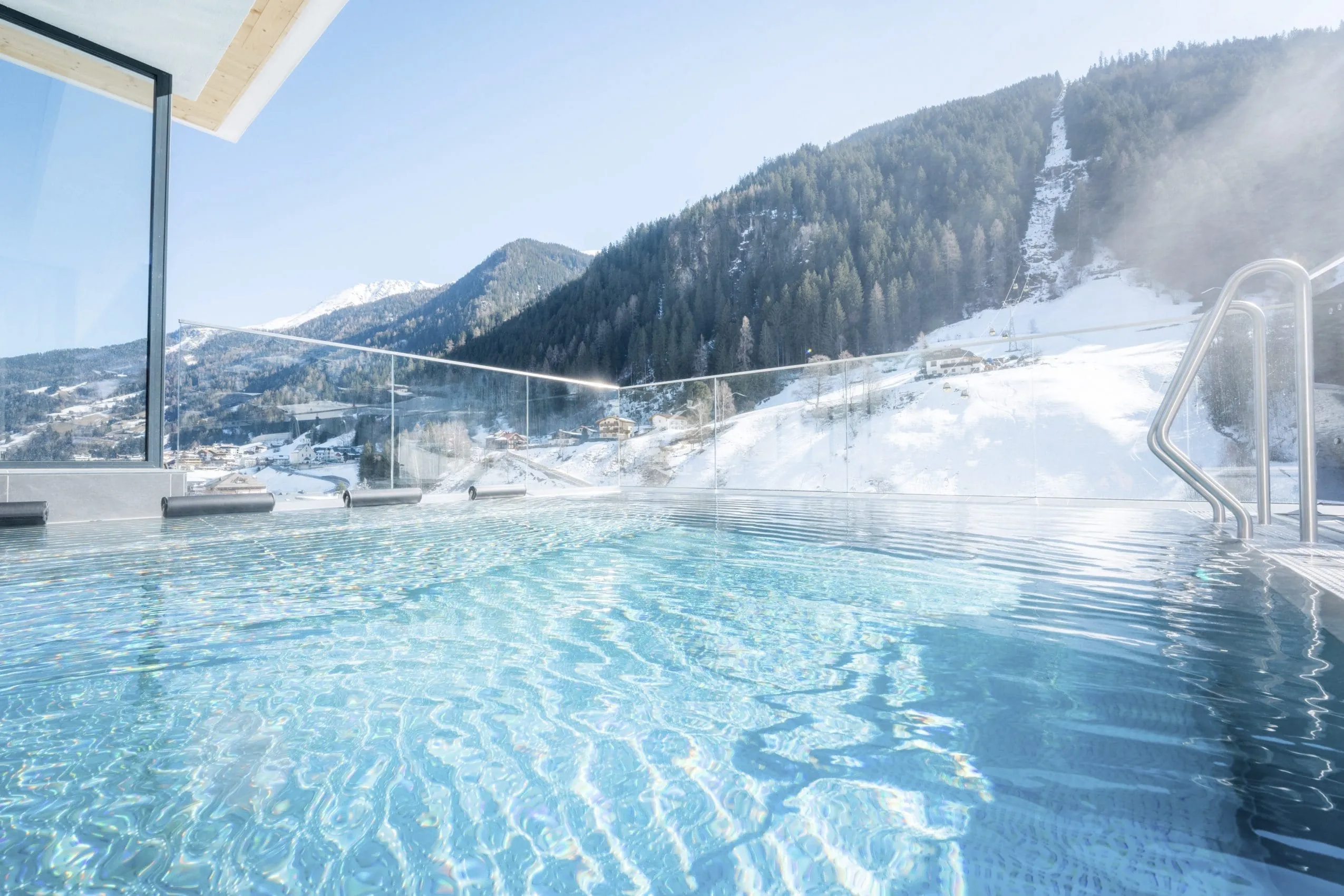 Rooftoppool im Das SeeMOUNT im Winter mit Blick auf die verschneite Piste