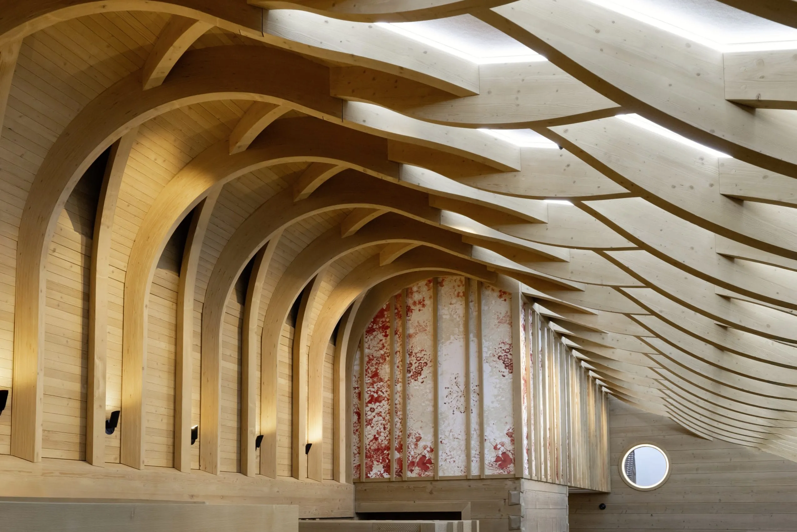 traditionell geschnitzte Balken Holzhandwerk an der Decke des Restaurants im Huus Quell
