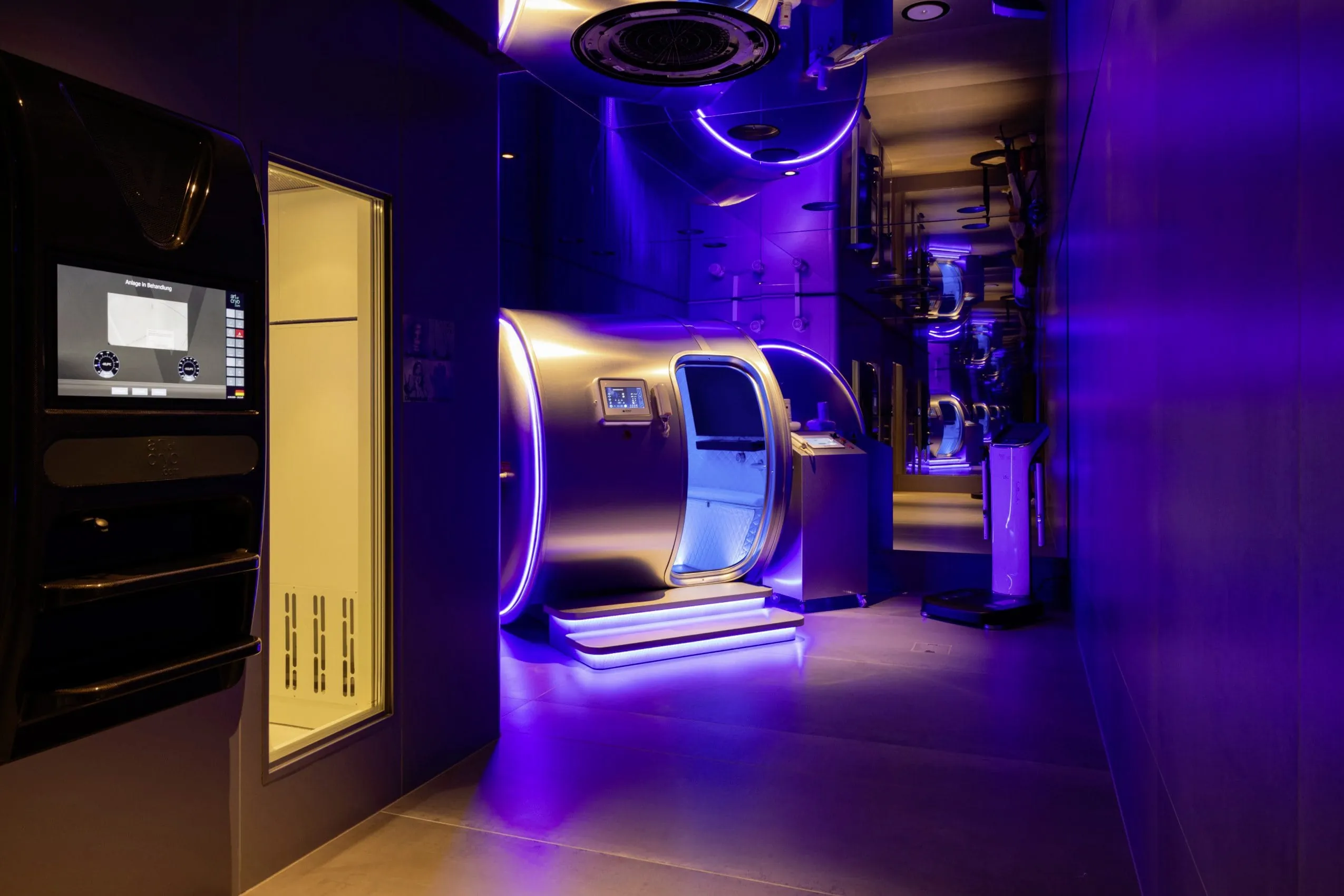 Futuristische Sauerstoffkammer mit beleuchtetem Eingangsbereich und interaktivem Bedienpanel im Huus Quell