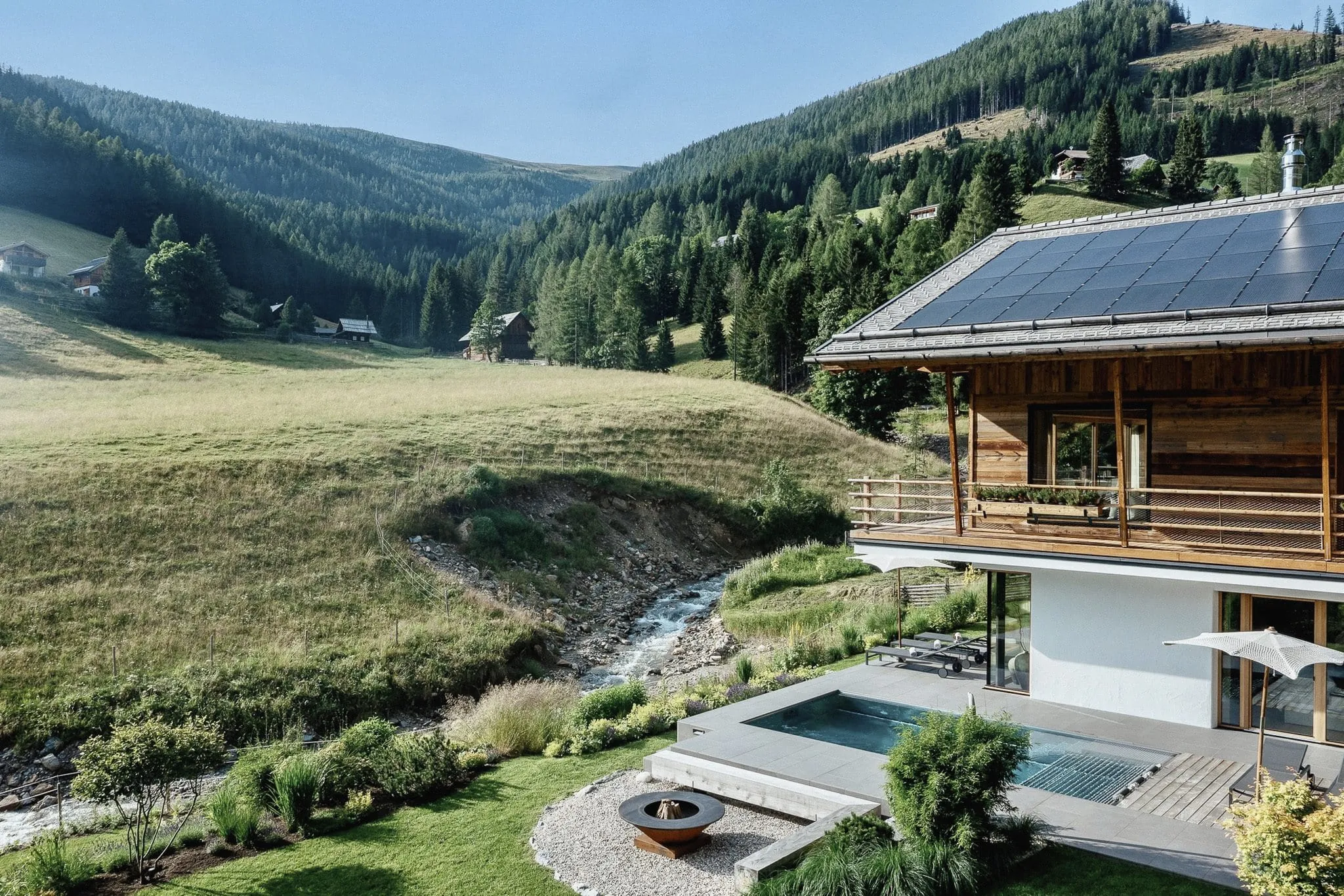 Außenansicht Chalet Falk mit Außenpool und Bachlauf