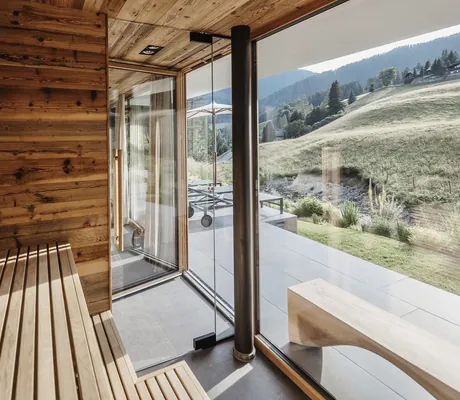 Sauna im Chalet Falk mit Blick auf den Bach und die Wiesen