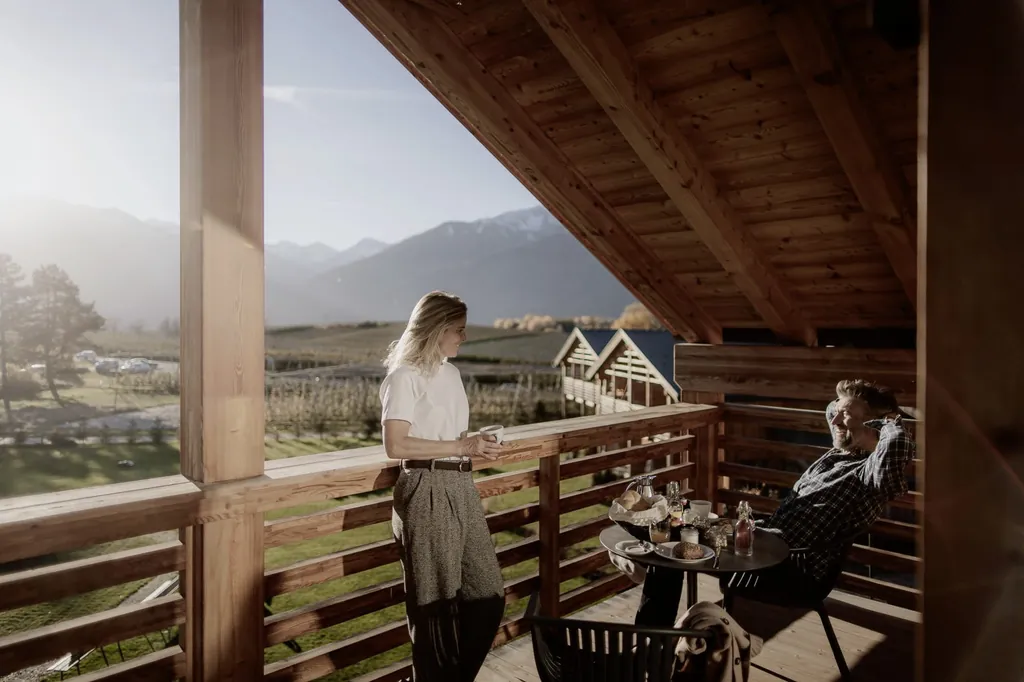 Paar auf dem Balkon von Kessler's Mountain Lodge unter dem hohen Holzgiebel