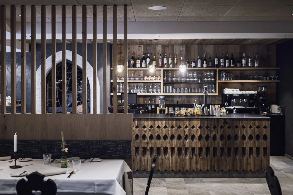 Tresen und Bar neben dem Restaurant mit gedeckten Tischen in Kessler's Mountain Lodge