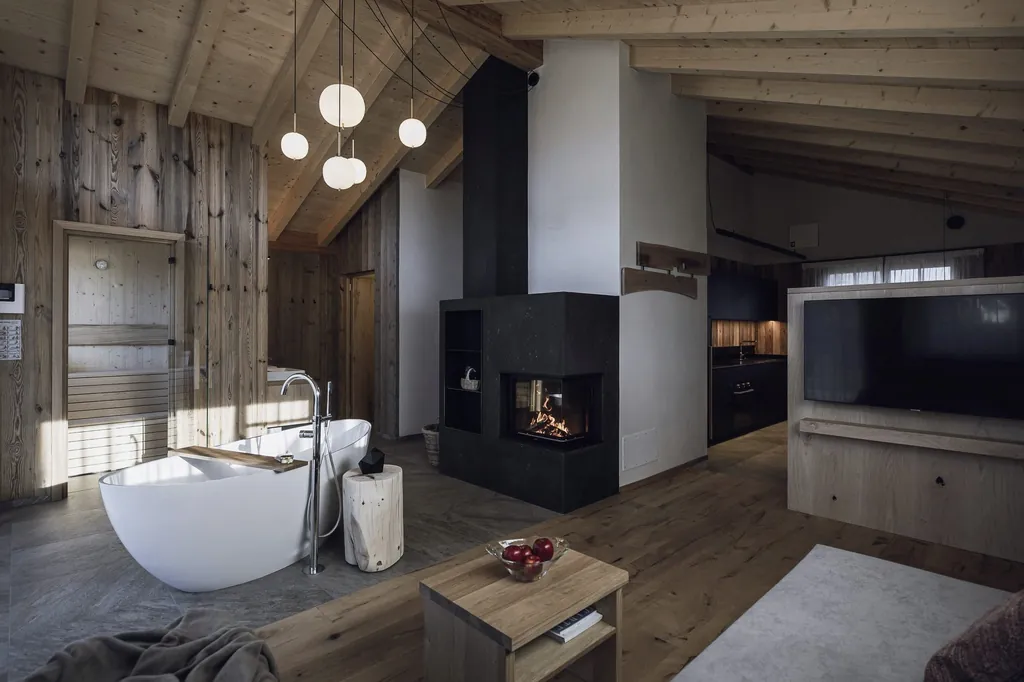 Wohnbereich in Kessler's Mountain Lodge mit freistehender Badewanne und flackerndem Kamin