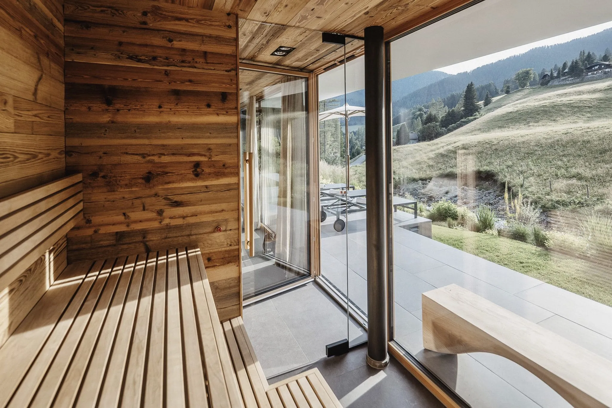 Sauna im Chalet Falk mit Blick auf den Bach und die Wiesen