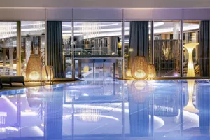 Pool im Wellnesshotel Jagdhof Röhrnbach mit Schleuse und großen Designerlampen