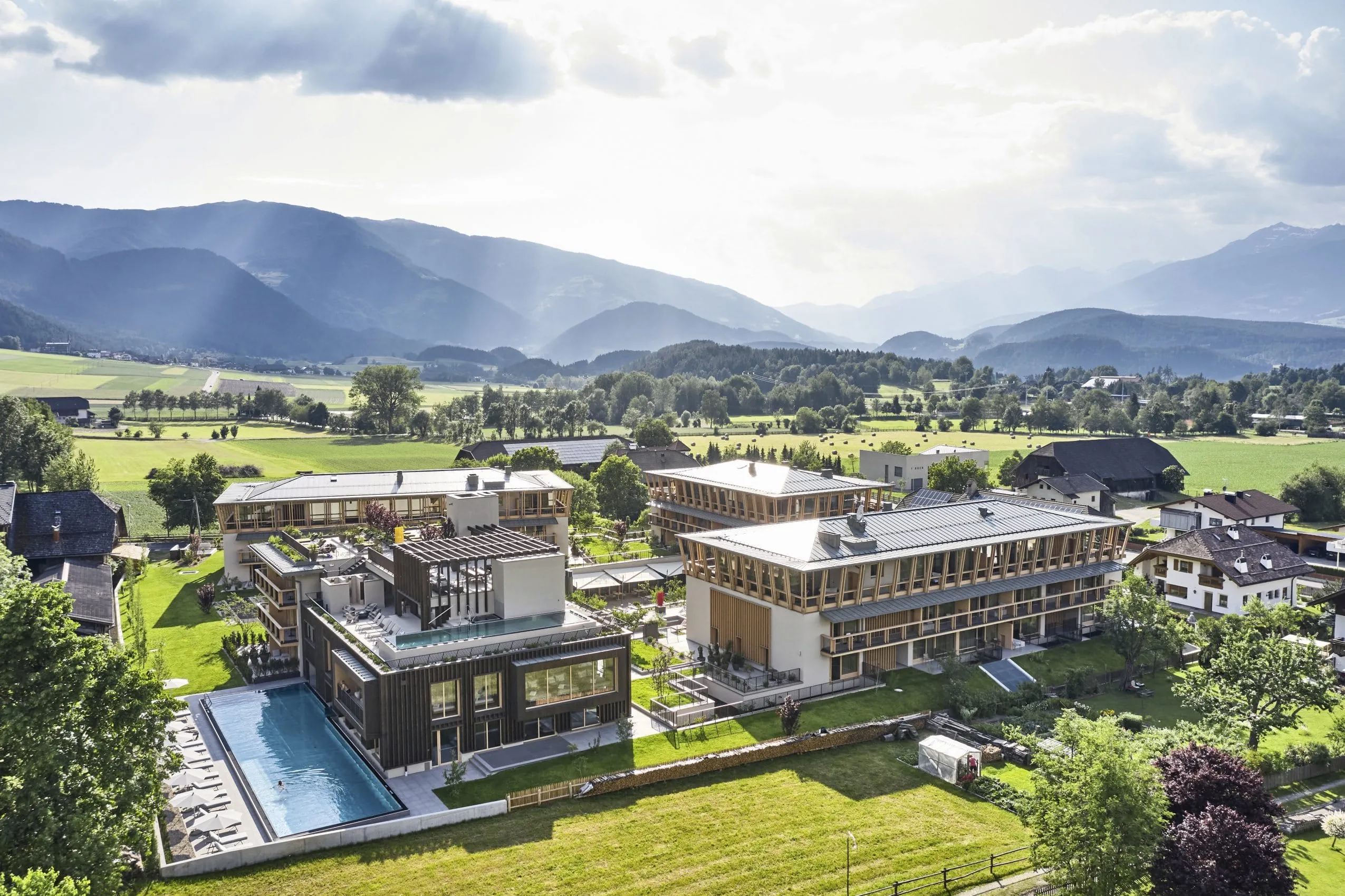 Gesamtansicht von oben des Falkensteiner Hotel Kronplatz mit Blick auf das Pustertal