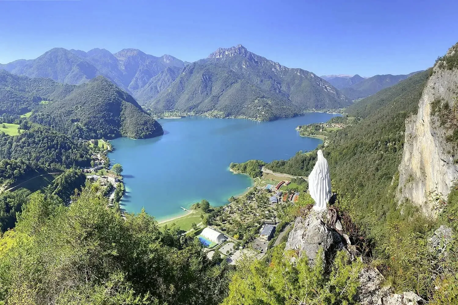 Blick auf den Ledrosee inmitten der Berge vom Berg aus gesehen