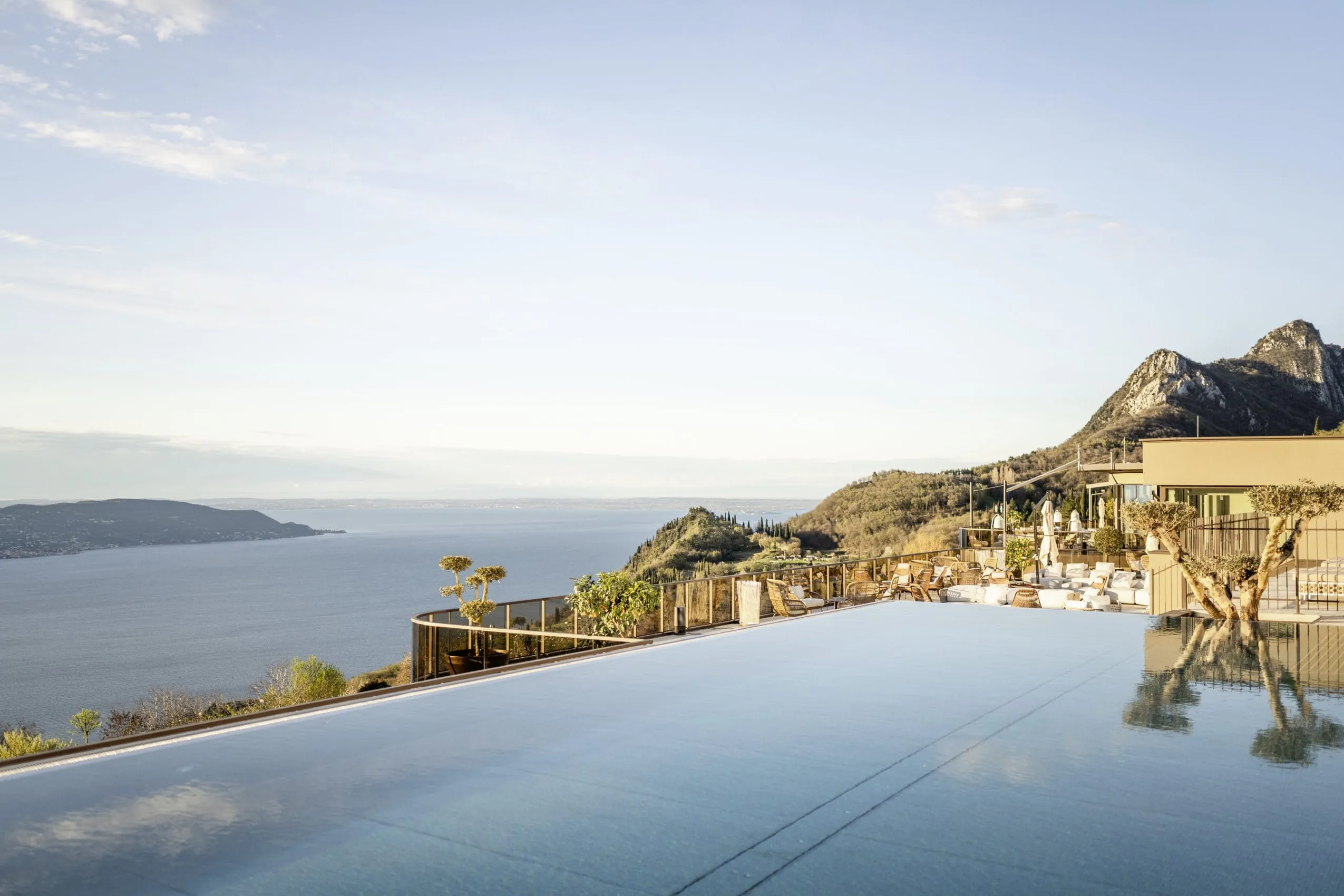 Outdoorpool im Stroblhof Lake Garda mit Panoramablick auf den Gardasee